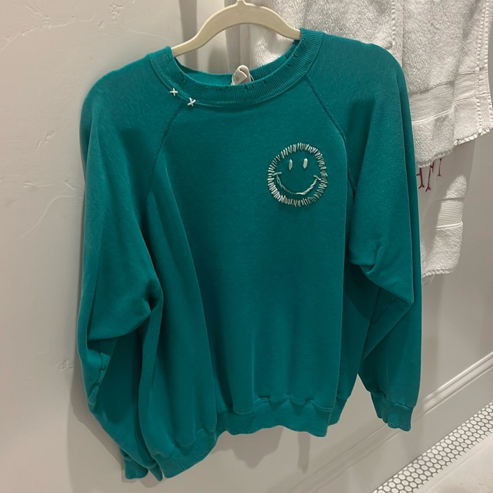 Green crewneck with cute stitching